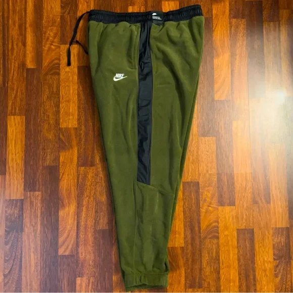 XL Nike lifestyle fleece sweatpants. NEW WITH TAGS! - Picture 4 of 6